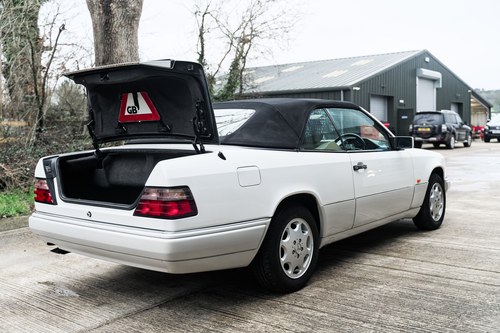 1994 Mercedes-Benz C124 E320 Cabriolet En venta (imagen 97 de 205)