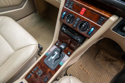 1995 Mercedes-Benz E320 Coupe zum Verkauf (Bild 27 von 148)