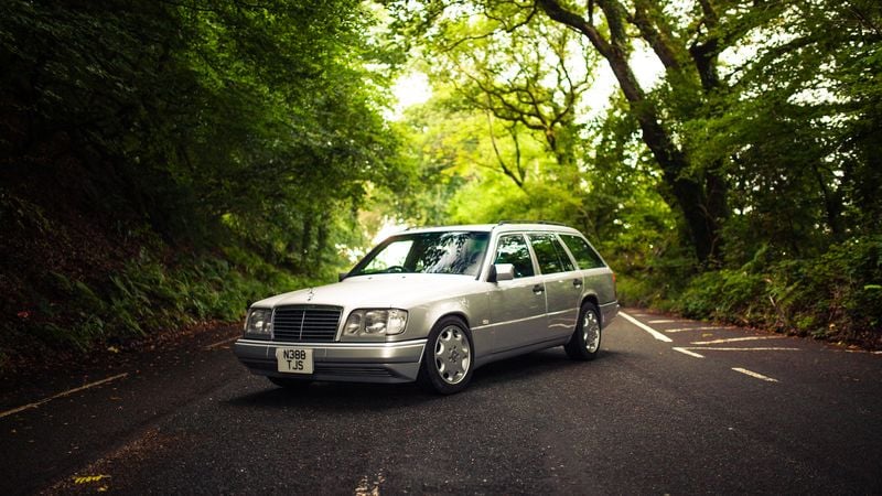 1995 Mercedes-Benz E320 24V Limited Wagon (W124) 7 seater For Sale (picture 1 of 87)