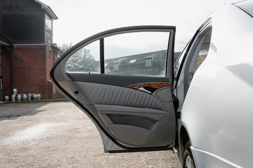 2004 Mercedes-Benz E500 Elegance (W211 series) zum Verkauf (Bild 80 von 141)