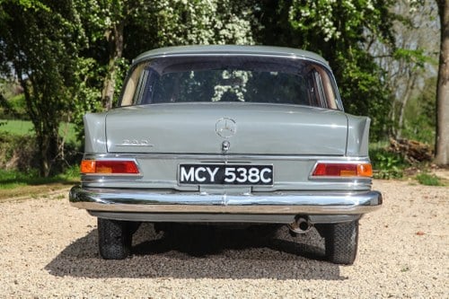 1965 Mercedes-Benz 230 Fintail LHD - (W111) à vendre (picture 20 of 72)