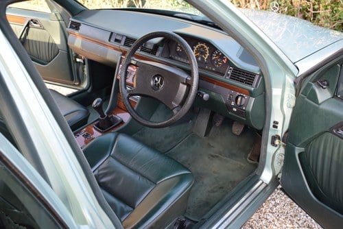 1991 Mercedes-Benz 230E Manual (W124) For Sale (picture 22 of 181)