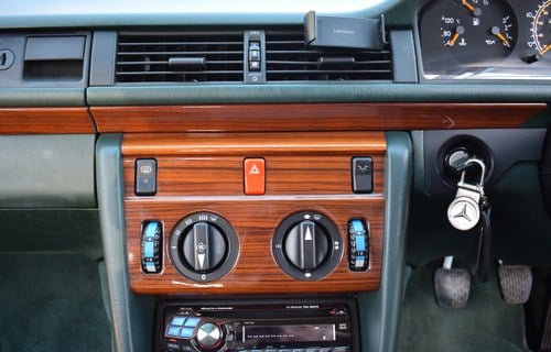 1991 Mercedes-Benz 230E Manual (W124) For Sale (picture 33 of 181)