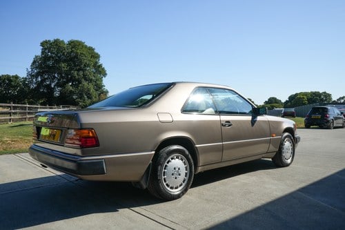 Mercedes-Benz W124 CE 300 Te koop (foto 9 van 84)