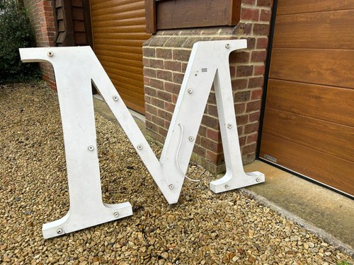 Maserati Illuminated Dealership Sign (7.5 Metres) In vendita (immagine 36 di 40)