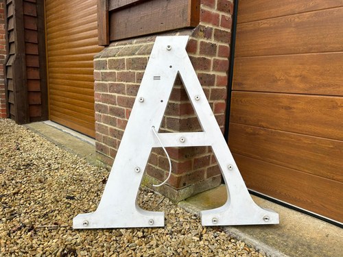 Maserati Illuminated Dealership Sign (7.5 Metres) In vendita (immagine 32 di 40)