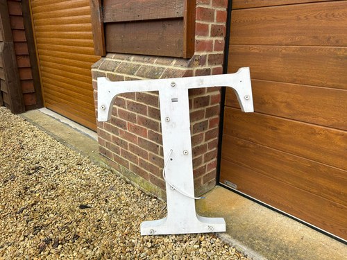 Maserati Illuminated Dealership Sign (7.5 Metres) In vendita (immagine 12 di 40)