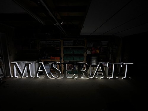 Maserati Illuminated Dealership Sign (7.5 Metres) In vendita (immagine 7 di 40)