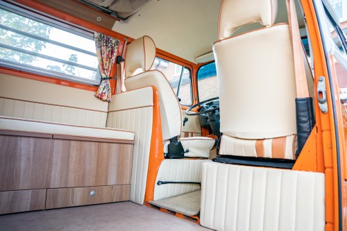 1976 Volkswagen T2 Bay Window Campervan In vendita (immagine 32 di 152)