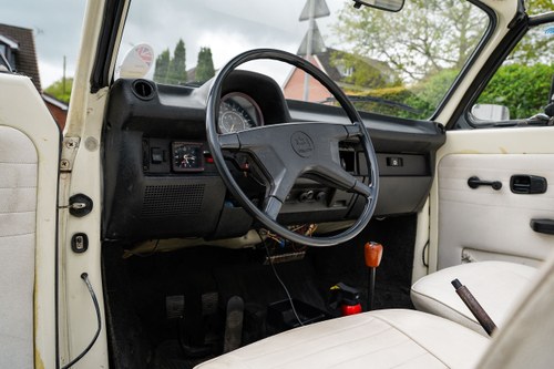 1975 Volkswagen Beetle Karmann Cabriolet 1600 (LHD) In vendita (immagine 39 di 249)