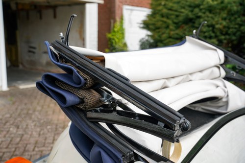 1975 Volkswagen Beetle Karmann Cabriolet 1600 (LHD) In vendita (immagine 137 di 249)