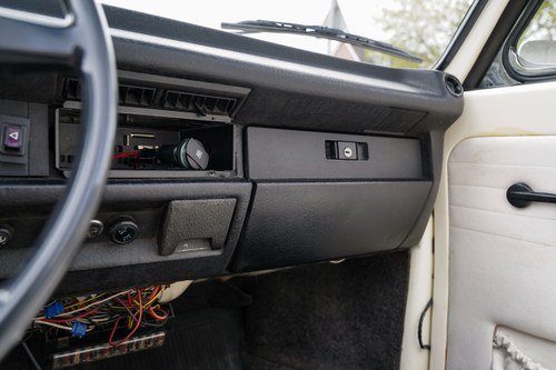 1975 Volkswagen Beetle Karmann Cabriolet 1600 (LHD) In vendita (immagine 45 di 249)