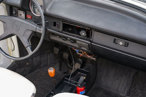 1975 Volkswagen Beetle Karmann Cabriolet 1600 (LHD) In vendita (immagine 48 di 249)