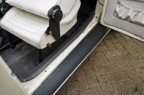 1975 Volkswagen Beetle Karmann Cabriolet 1600 (LHD) In vendita (immagine 103 di 249)