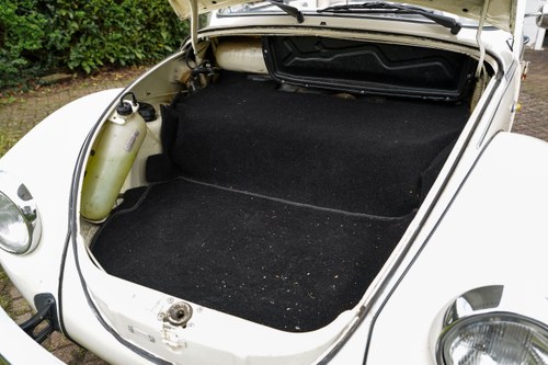 1975 Volkswagen Beetle Karmann Cabriolet 1600 (LHD) In vendita (immagine 106 di 249)