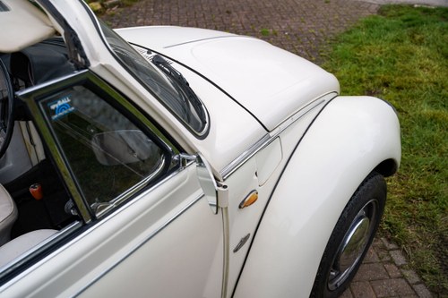 1975 Volkswagen Beetle Karmann Cabriolet 1600 (LHD) In vendita (immagine 148 di 249)