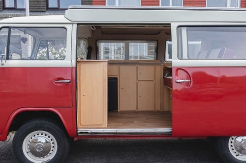1974 Volkswagen T2 Bay Window Camper Te koop (foto 46 van 176)