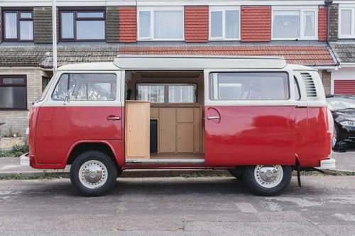 1974 Volkswagen T2 Bay Window Camper Te koop (foto 45 van 176)