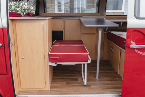 1974 Volkswagen T2 Bay Window Camper Te koop (foto 48 van 176)