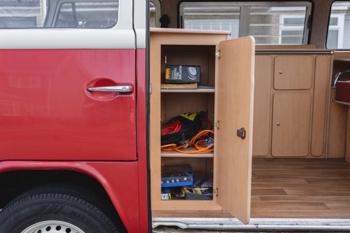 1974 Volkswagen T2 Bay Window Camper Te koop (foto 53 van 176)