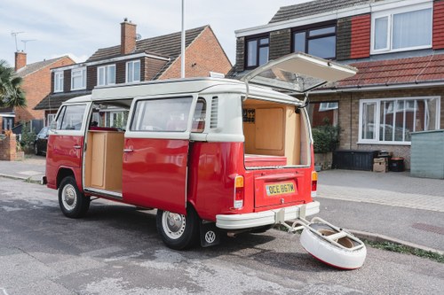 1974 Volkswagen T2 Bay Window Camper Te koop (foto 87 van 176)