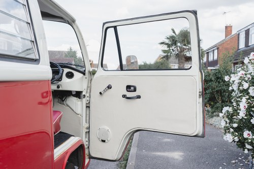 1974 Volkswagen T2 Bay Window Camper Te koop (foto 17 van 176)
