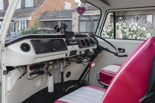 1974 Volkswagen T2 Bay Window Camper Te koop (foto 24 van 176)