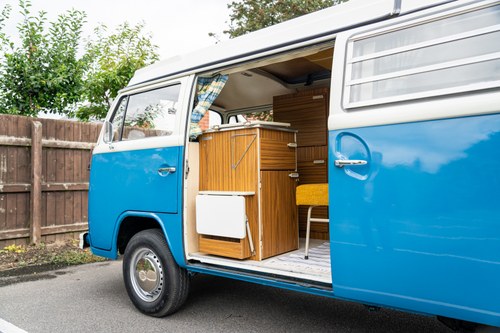 1972 Volkswagen T2 Bay Window Campervan En venta (imagen 46 de 140)