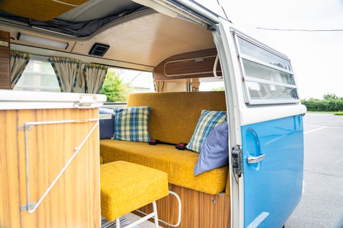 1972 Volkswagen T2 Bay Window Campervan En venta (imagen 48 de 140)