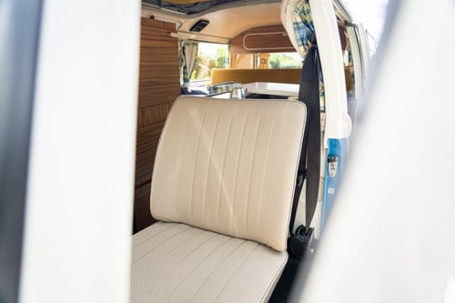 1972 Volkswagen T2 Bay Window Campervan En venta (imagen 32 de 140)