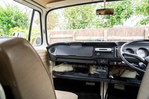 1972 Volkswagen T2 Bay Window Campervan En venta (imagen 23 de 140)