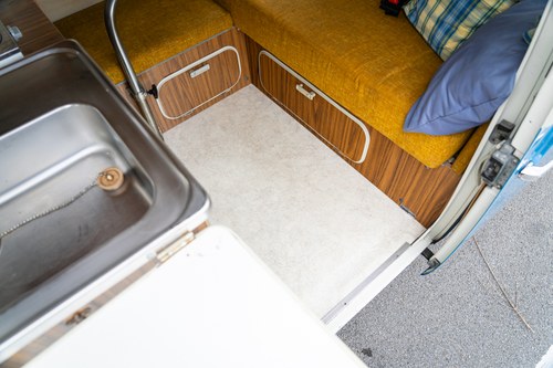 1972 Volkswagen T2 Bay Window Campervan En venta (imagen 57 de 140)