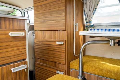 1972 Volkswagen T2 Bay Window Campervan En venta (imagen 44 de 140)