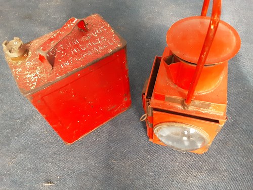 Petrol can vintage and old railway signalling lamp In vendita