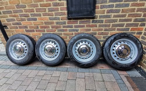 4 x Genuine early 105 15" wheels with hubcaps and nearly new (picture 1 of 10)