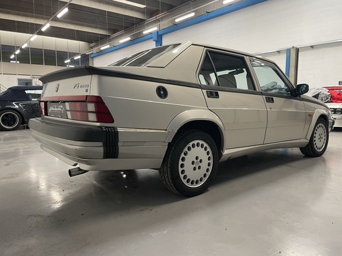 Alfa Romeo 75 de 1991 a Escala para Coleccionar Alfa Romeo 75 de 1991 a Escala para Coleccionar