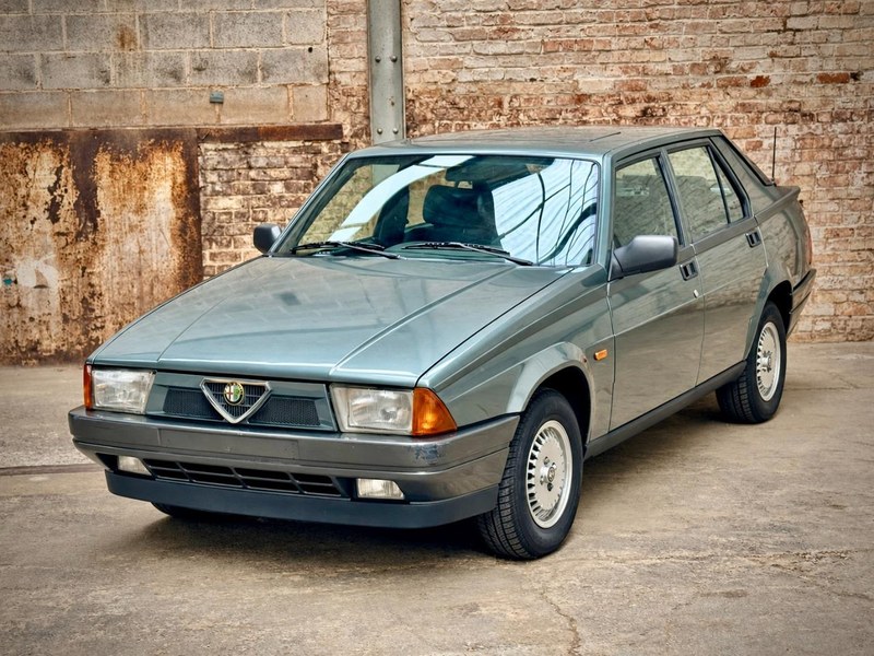 1990 Alfa Romeo 75 - 1 1990 Alfa Romeo 75 - 1