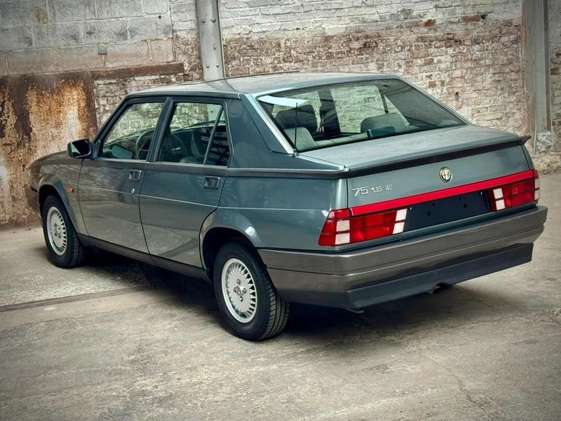 1990 Alfa Romeo 75 - 2 1990 Alfa Romeo 75 - 2