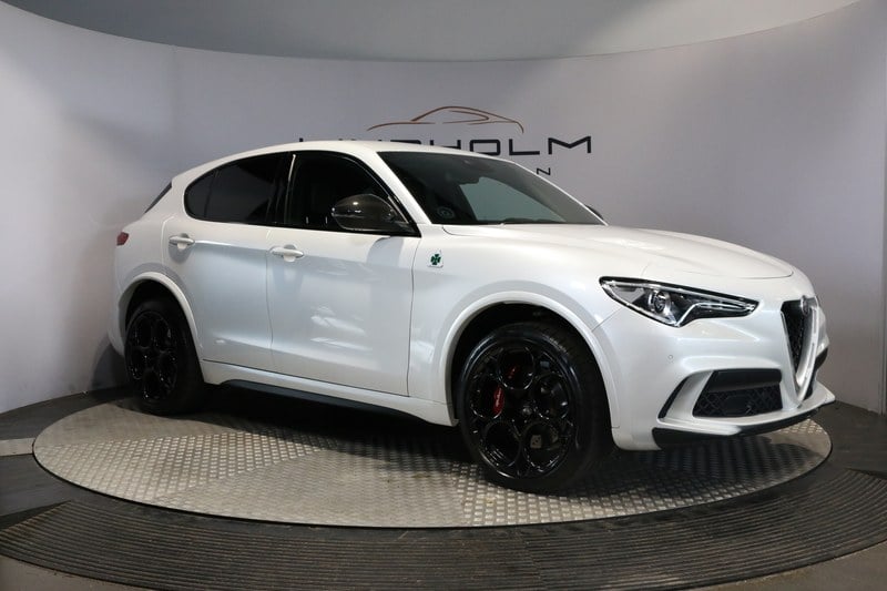 2020 Alfa Romeo Stelvio - 1 2020 Alfa Romeo Stelvio - 1
