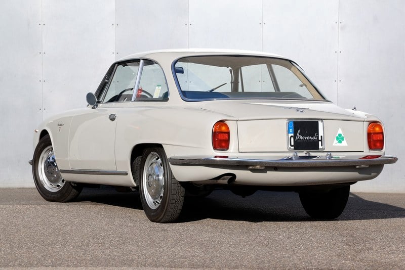1961 Alfa Romeo 2000 - 2 1961 Alfa Romeo 2000 - 2