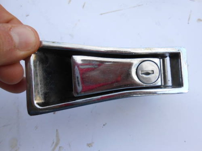 Rear window release handle for Alfa Romeo Montreal
