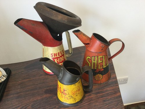 Pre war and post shell oil pourers In vendita