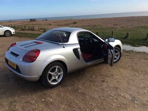 2002 MR2 Mk3 with hard top and red leather In vendita