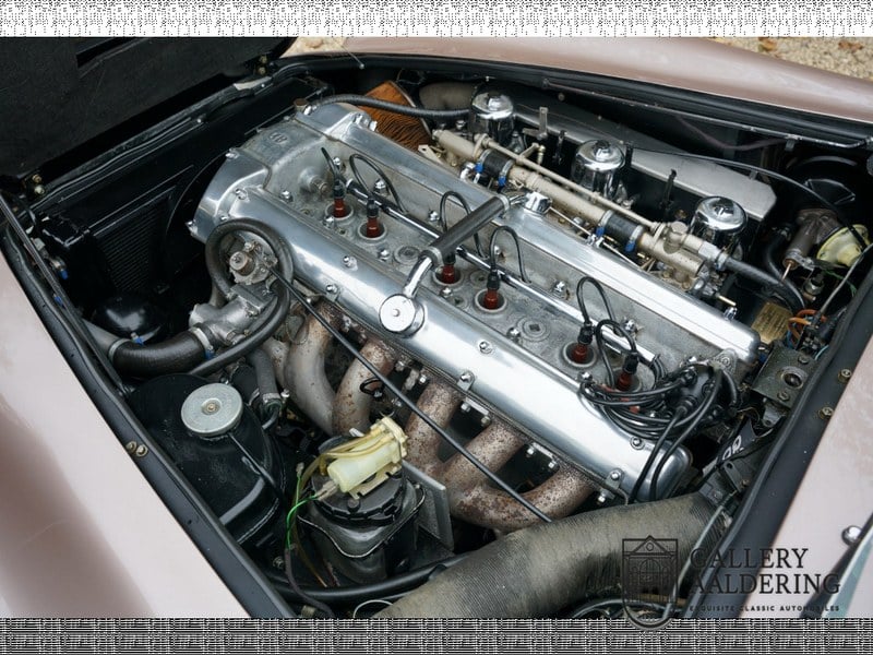 1967 Aston Martin DB6 - 4