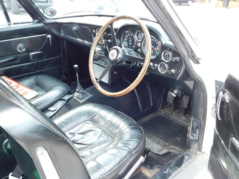 1969 Aston Martin DB6 - 7
