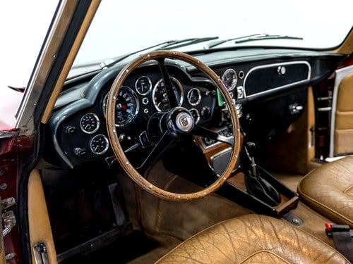 1968 Aston Martin DB6 - 8