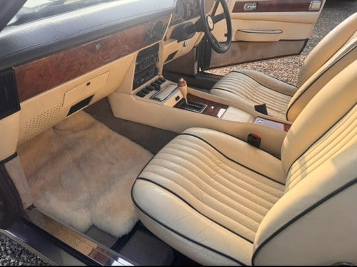 1985 Aston Martin V8 - 9