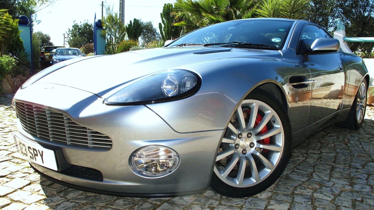 Round 2 – James Bond: Muori Un Altro Giorno – Aston Martin Vanquish 2002 – Modellino In Metallo Pressofuso Scala 1:64, Collezione In Latta, Argento