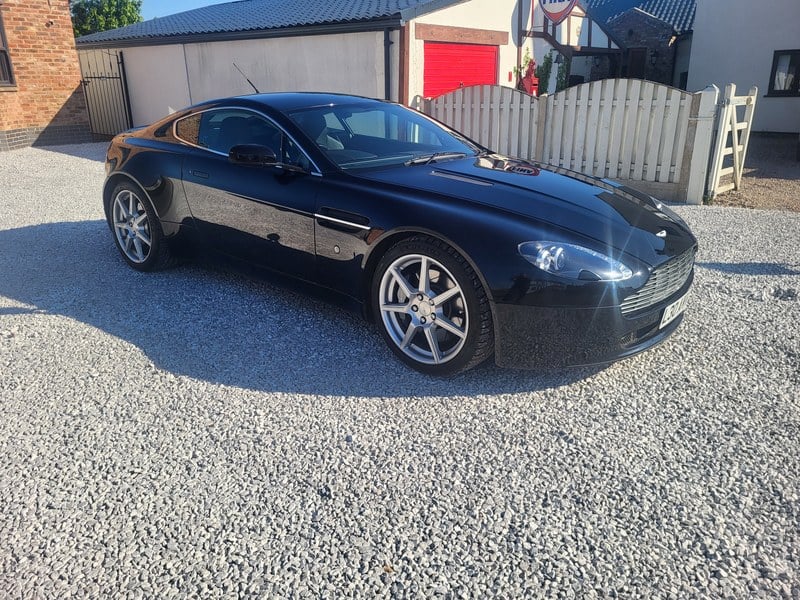 Rapid Classics: Eine Suche. Alle Oldtimer. 9 » Rapid Classics: Eine Suche. Alle Oldtimer. 2006 Aston Martin V8 Vantage 2nd Gen