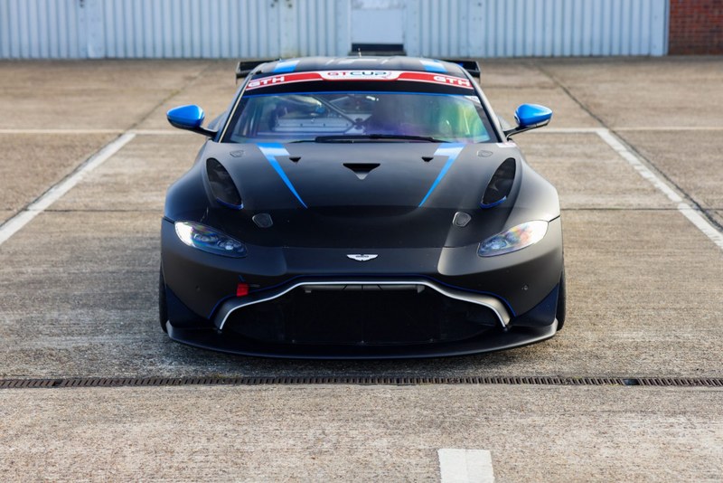 2022 Aston Martin Vantage - 2 2022 Aston Martin Vantage - 2